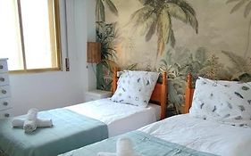 Gerona Apartment On The Strip With Pool & Parking